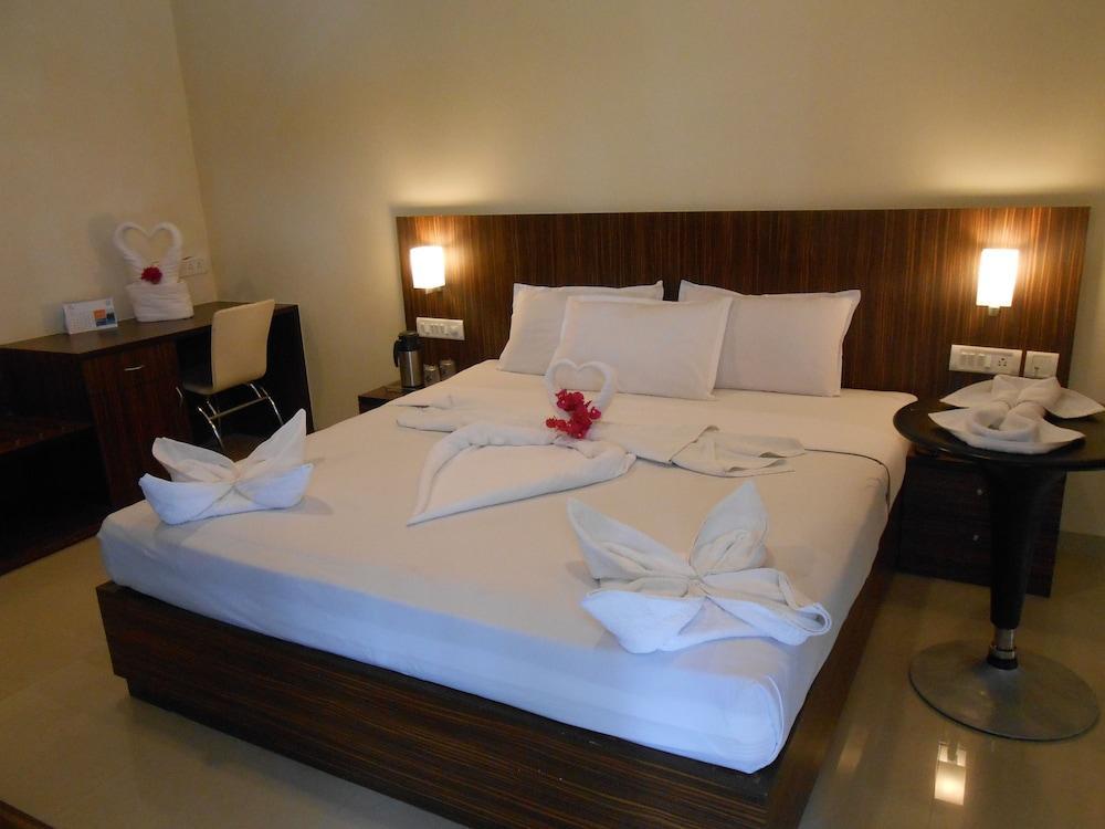 Jade Beach Resort Tirupporur Екстер'єр фото